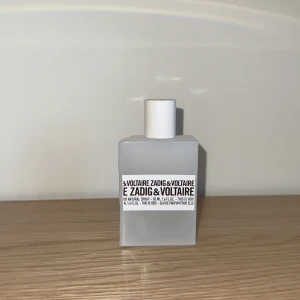 Zadig & Voltaire This is Her EdP 50ml - Säljer min 50ml Edp från Zadig & Voltaire (This is Her!) då den knappt kommer till användning! Doften är underbar och detta är min tredje flaska men vill nu prova någon ny doft så säljer denna godingen!  • Ganska exakt 2/3 kvar, vilket syns lite på den andra bilden  • Nypriset för den här storleken sträcker sig från allt mellan 500-1000 kronor