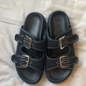 Sandaler - Svarta sandaler från H&M. Använda endast en gång. Storlek 38. Ordinare pris: 379kr. Köparen står för frakten.