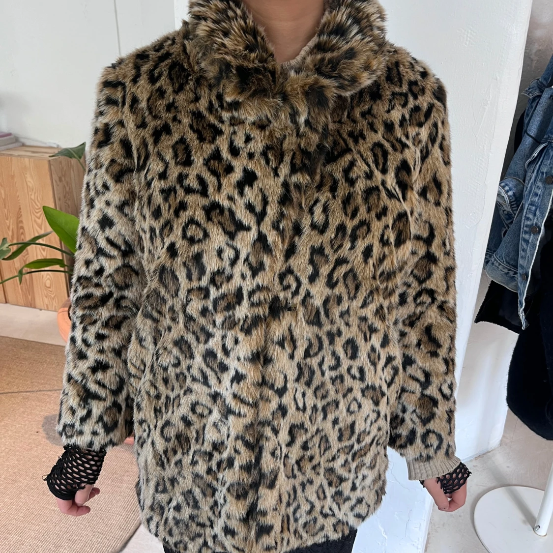 Leopardmönstrad pälsjacka i beige