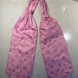 Ascot i olika färger  - Finns bara ett begränsat antal så va snabb!