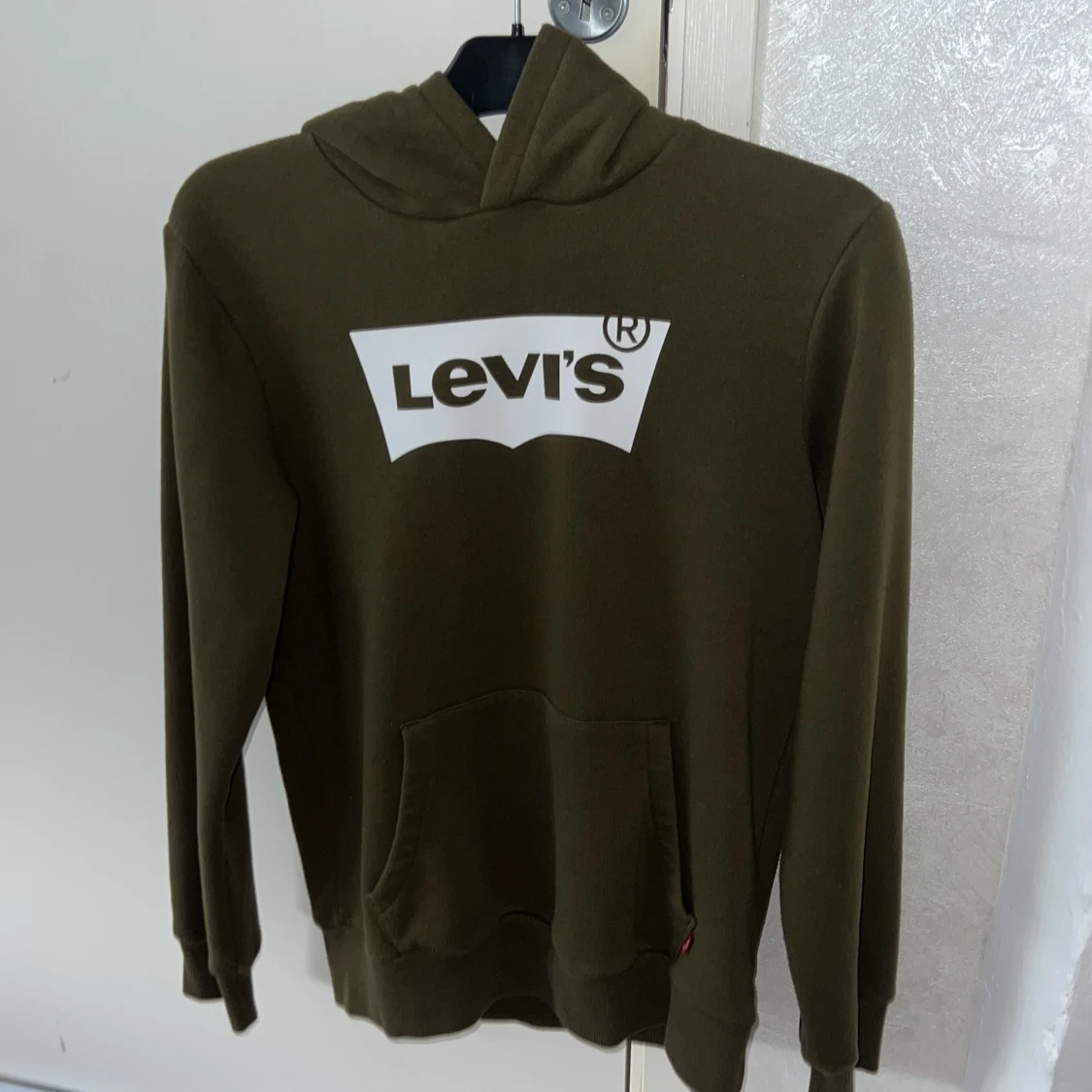 Olivgrön Levi's hoodie med logga