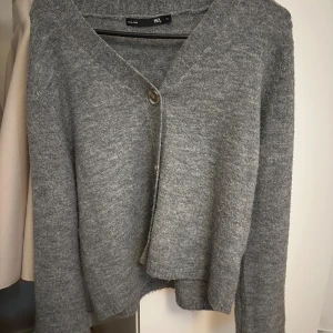 Grå kofta från 157 med knappar - Superfin grå kofta med knappar från lager 157💕