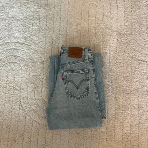 Levi's ljusblå jeans wide fit - Säljer ett par Levi's jeans i ljusblå tvätt. Jeansen har hög midja och vida ben. Tillverkade i 100% bomull för den perfekta vintagekänslan.