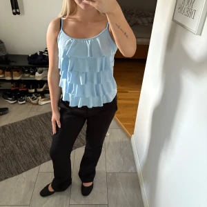 Ljusblå linnetopp från Missay - Linne med volanger ifrån Missay i storlek M men passar på mig som brukar ha S.