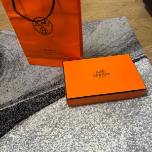 Svart H E R M E S bälte  - Helt ny svart bälte med guld logga plånbok ingår också och kvitto 