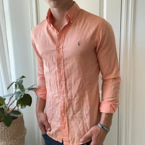 Ralph Lauren skjorta ros S slim fit - Ralph Lauren skjorta rosa S slim fit chambray Oxford. Riktigt skön skjorta, modellen är 180,75 kg. Lite tunnare i material än dom andra. Kom med frågor! 