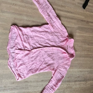 Rosa linneskjorta från Stenströms - Snygg rosa skjorta från Stenströms i 100% linne. Skjortan har klassisk krage, knäppning framtill och långa ärmar. Perfekt för dig som gillar en avslappnad men ändå stilren look. Luftig och skön för varmare dagar.