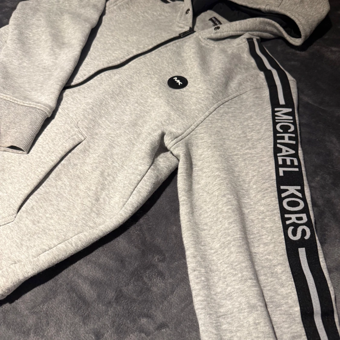 Grå hoodie från Michael Kors - 1