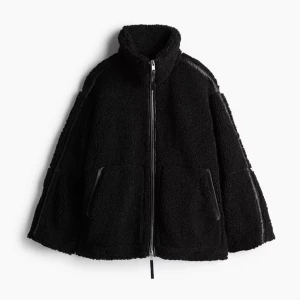 Teddyjacka/Fleecejacka HM - Säljer denna supersnygga och populära fleecejacka/teddyjacka/pilejacka från hm❤️   Fint skick då den inte kommit till så mycket användning, köpt förra hösten i butik.                Den är helt slutsåld!! Storlek XS, men oversize❤️