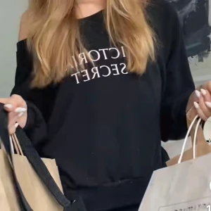 SÖKER!! Svart offshoulder tröja Victoria's Secret - SÖKER!!! Svart långärmad tröja från Victoria's Secret med offshoulder-design.