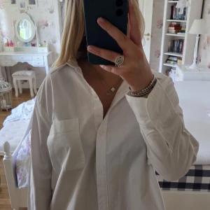 Vit skjorta från H&M Divided, stl M - Klassisk vit skjorta från H&M i storlek M. Skjortan har lång ärm, bröstficka och knappar framtill. Säljer denna fina skjorta då jag endast använt den en gång och tycker den kan komma till bättre användning hos någon annan! ✨️                                                                           Pris kan diskuteras och betalning sker via swish.