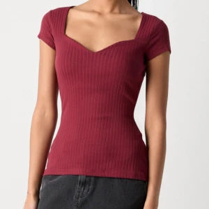 Vinröd ribbad topp från Anna Field - Supersnygg vinröd topp från Anna Field med ribbad struktur och v-ringad urringning. 