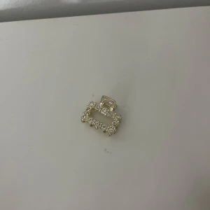 Glittrig guldig mini hårklåmma med rhinestones - Glittrig guldig mini hårklåmma med rhinestones