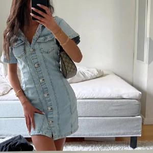 Jeansklänning  - Jättefin jeansklänning ifrån Asos.  Aldrig använd pgr av att den var för liten så därav mycket bra skick.   (Bild lånad av kompis pgr av för liten passform på mig)💓 Fler bilder via dm 