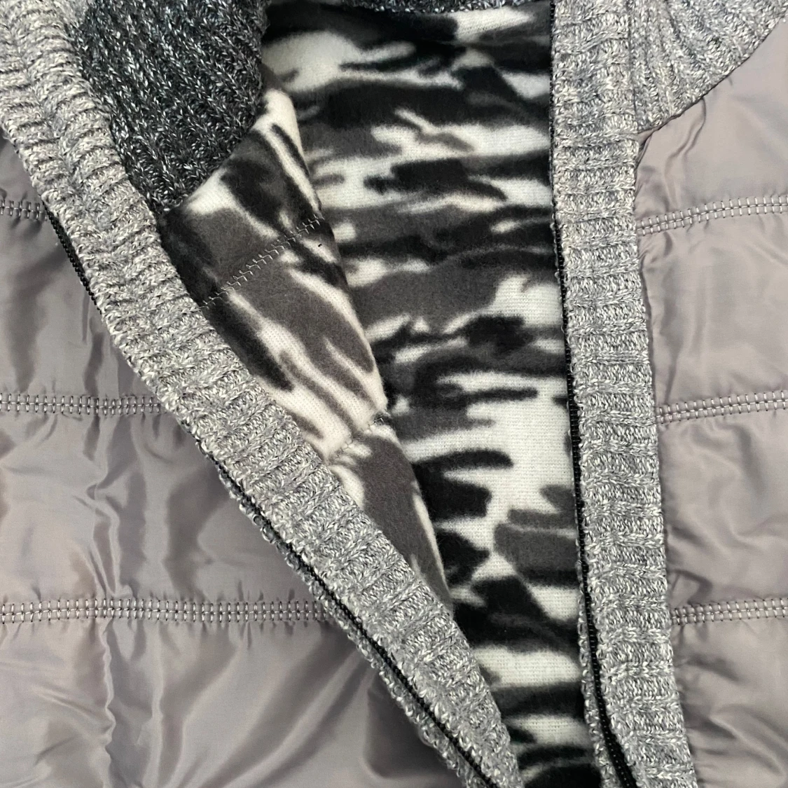 Grå stickad cardigan jacka med quiltad front - 4