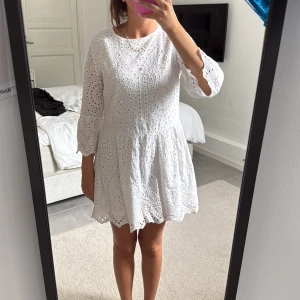 Vit klänning  - Säljer denna as snygga klänning då jag köpte den i två storlekar💖💖💖💖 den är såååå najs och unik och perfekt för student konfirmation skolavslutning eller bara sommaren överlag ÄLSKAR!!! Storlek S men skulle nog snarare säga XS❤️