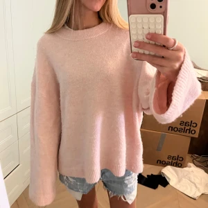 Ljusrosa oversized stickad tröja - Supermjuk och fluffig ljusrosa stickad tröja med oversized passform och långa ärmar. Bara andvänts några gånger, köpt på Gina tricot 
