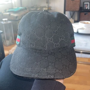 Svart Gucci keps med GG-mönster - . Kepsen är äkta köpt för 4999. Köptes för 1 år sen cirka och är knappt använd. Box och kvitto är med till kepsen. Kan skicka mer bilder dma mig för legit checking 😊