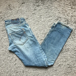 Dondup ”SAMMY” ljusblå jeans  - Säljer ett par ljusblå jeans från Dondup med slitna detaljer. Jeansen är i storlek 31 😁Litet hål syns på bild 4, går enkelt att sy ihop 🙌Hör av dig vid frågor eller fler bilder! 