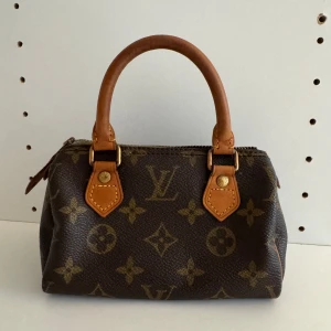 Louis Vuitton väska  - Supersöt liten väska från Louis Vuitton💞 priset kan diskuteras💞