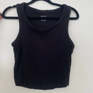 Svart linne  - Svart linne. Vet ej vart jag köpt den ifrån men som ni ser på bilden står det esmara. Sitter jättefint på, lite kroppad :)