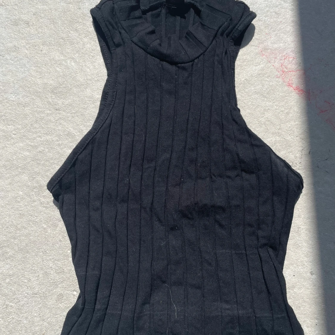 Svart ribbad ärmlös polotopp - 1