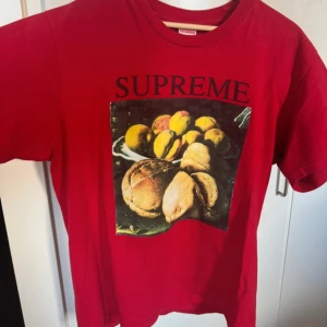  Supreme t-shirt  - Bundle rabatt finns!❤️ Supreme t-shirt i rött med stort tryck av frukter på bröstet och Supreme-logga ovanför. Klassisk passform och rund hals. Herr / Unisex med boxig passform, använd ett fåtal gånger, inköpt i supreme butiken i paris