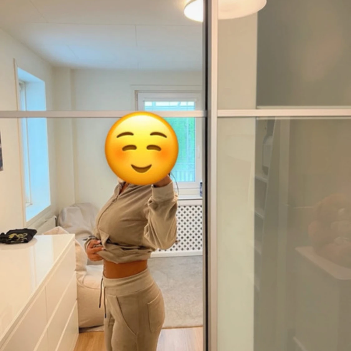 Beige mjukisbyxor i velour och kofta  - 1