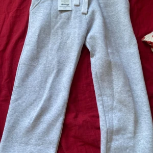 Ljusgrå mjukisbyxor från Russemerch XS  - Ljusgrå mjukisbyxor från Russemerch med raka ben och normal passform. Dom är helt oanvända och jag säljer de eftersom jag råkade köpa fel storlek. Säljer de 100kr billigare än normal pris + oanvända med lapp kvar. 💓 