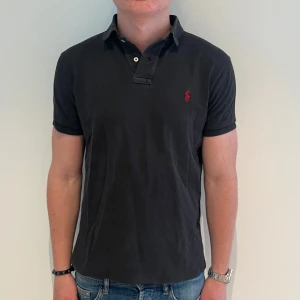 Ralph lauren piké - Ralph lauren piké | Skick: 8/10 (finns dock små hål i ena armhålan) | M | Fraktar via postnord eller instabox på köparens bekostnad | Hör av dig vid minsta fråga eller fundering! 