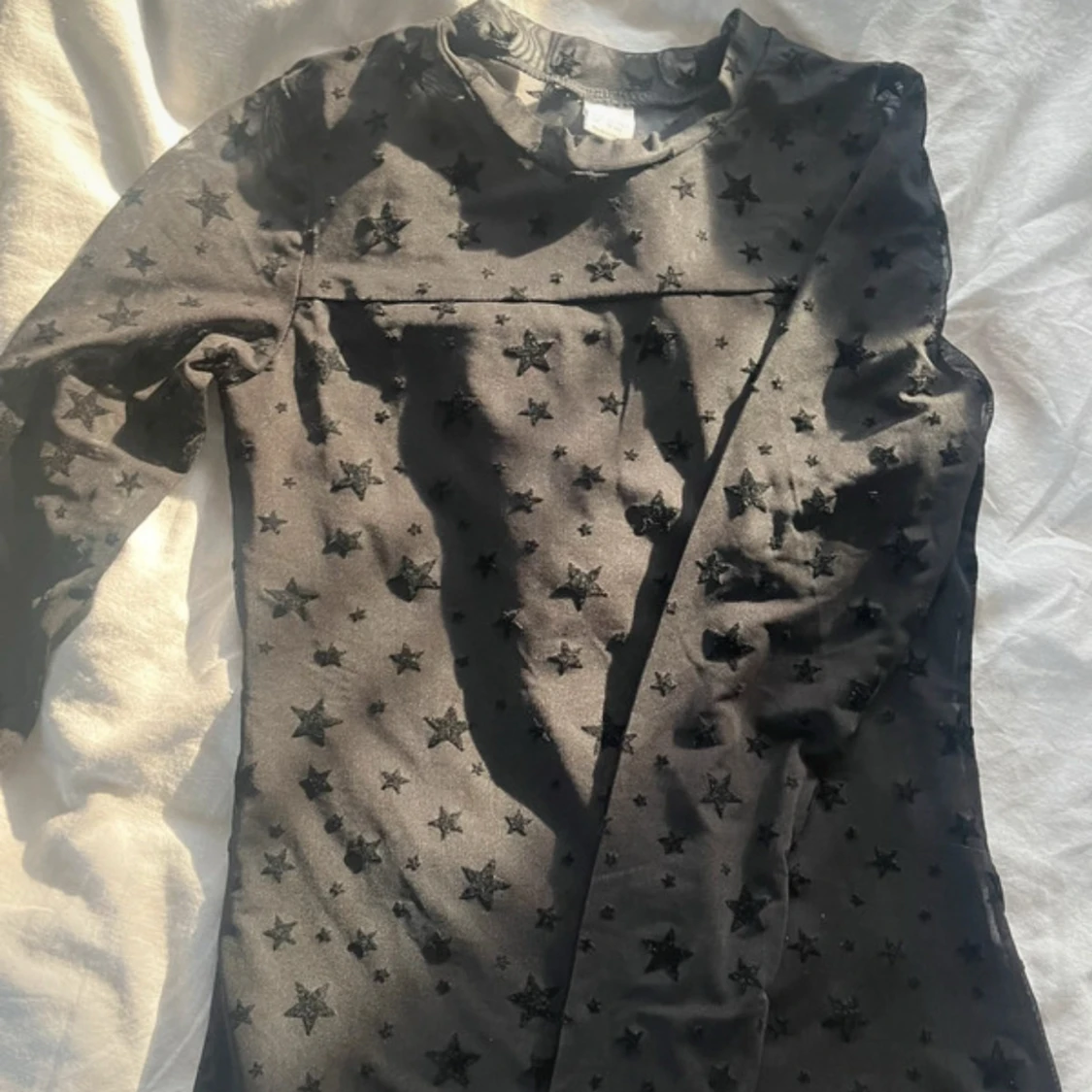 Svart topp med stjärnor