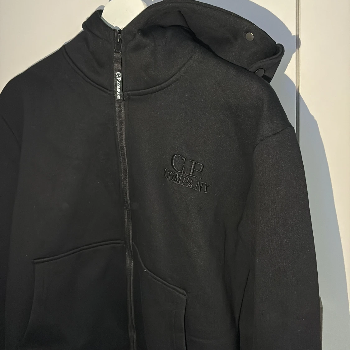 Svart hoodiejacka från C.P. Company
