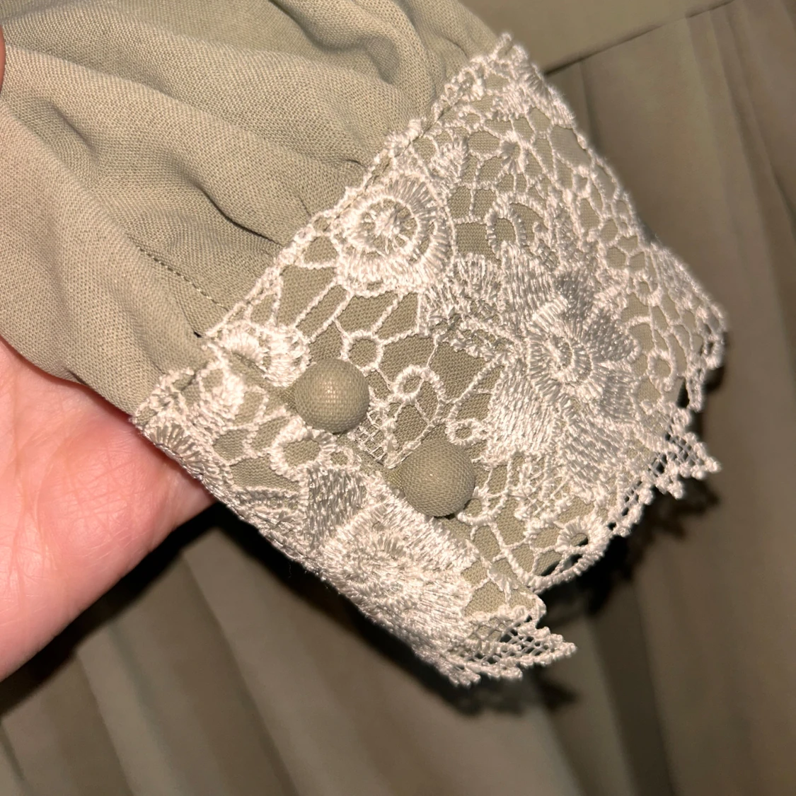 Matcha grön långklänning med spetsdetaljer - 4