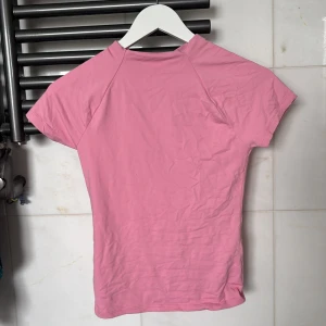 Rosa tight kortärmad topp - Säljer en rosa tight topp med korta ärmar och hög hals. Jätte skönt och mjukt material, köpt på Zara. Nästan aldrig använd