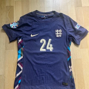 England bortatröja Palmer #24 - Snygg England bortatröja med Cole palmer. Väldigt bra skick 