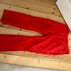 Röda golfbyxor från J.Lindeberg Regular Fit - Snygga röda byxor från J.Lindeberg i regular fit. Extremt bra skick, storlek 32/30