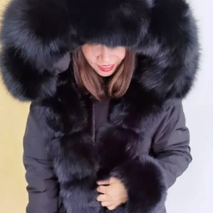 Svart pälsjacka med stor huva - Säljer en svart pälsjacka med riktigt stor fluffig huva och breda pälskanter längs hela öppningen. Jackan har lång ärm och är perfekt för kalla dagar när du vill sticka ut. Snygg och lyxig vibe, passar dig som gillar statement-plagg.