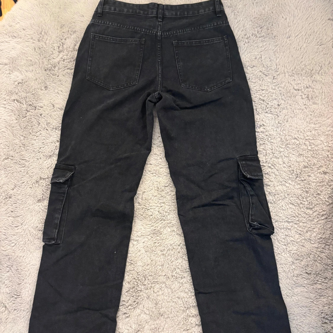 Svarta cargopants med fickor - 1