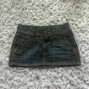 Mini skirt  - Supersöt mörkblå jeanskjol från R.marks med dubbla knappar i midjan, coola fickdetaljer fram och bak samt små nitar! 🥰🥰🥰 