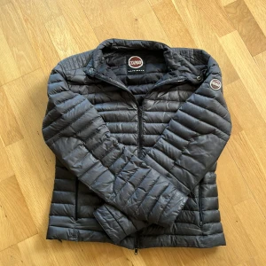 Colmar jacka  - Snygg svart dunjacka från Colmar med quiltad design och dragkedja framtill. Jackan har lång ärm, diskret logga på ärmen och en clean look som funkar till allt. Perfekt för kyliga dagar och enkel att matcha med din stil. Perfekt inför sommaren och hösten, bra skick, storlek 50 passar mig bra som är en kille på 182cm, priset ej hugget i sten, hör av er vid minsta fundering 