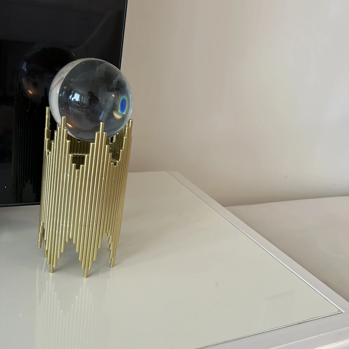 Dekorativ metall ställ med klot i suveränt skick  - 1