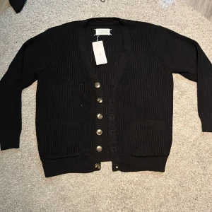 Svart kofta från Maison Margiela - Riktigt snygg svart kofta från Maison Margiela, perfekt nu till kallare sommar kvällarför ett riktigt bra pris. Kom dm vid frågor!