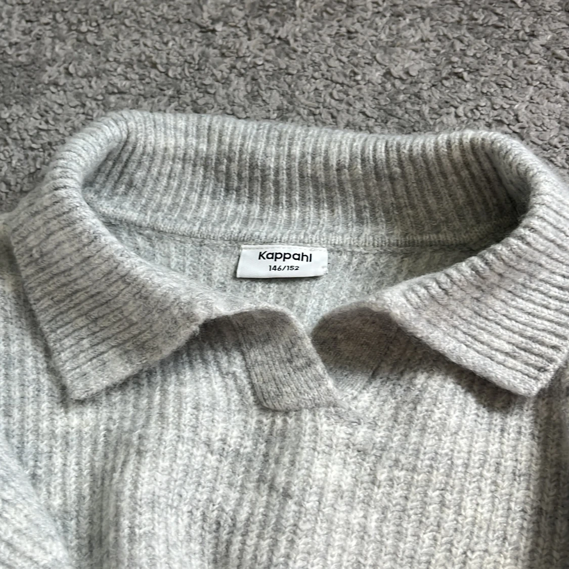 Grå ribbad polotröja från Kappahl - 3