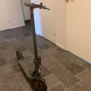 Elscooter Xiaomi 3 Lite, bra batteri, prisvärt. - Beskrivning: Säljer en Xiaomi Electric Scooter 3 Lite i bra skick. Allt fungerar som det ska – elsystem, bromsar och display är i gott skick. Scootern är lätt att köra, smidig att fälla ihop och passar bra för både vardagspendling och fritid.  Batteriet håller bra, och räckvidden ligger på ungefär 15–20 km beroende på körstil. Maxhastighet är 25 km/h. Laddare ingår.  Scootern finns i söderhamn kontakta mig för mer info.