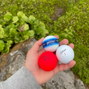 Tre premium golf bollar! - Bilderna visar tre olika golfbollar från märkena Callaway, TaylorMade och Titleist. 