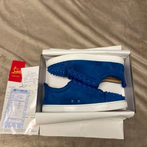 Blå mocka sneakers från Louboutin - Snygga blå sneakers från Christian Louboutin i mocka med matchande blå . Dem är relativt nya och använder dem knappast. Hör av er vid funderingar o priser!