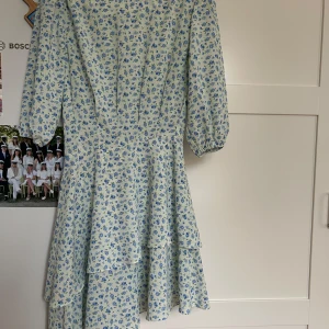 Adoore klänning  - Adoore klänning. Supersmickrande modell och passform. Superfint skick. Inga tecken på användning. Storlek 34.