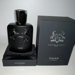 Parfums de Marly Oajan - Säljer Oajan från Parfums de Marly. Flaskan är i 125ml storlek och där är ca 120ml kvar i flaskan. Otroligt god och rik doft, passar perfekt till någon som vill stå ut.