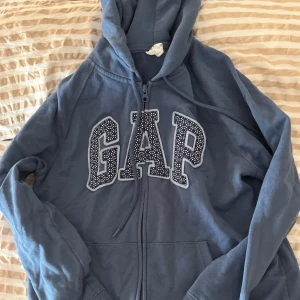 Gap zip hoodie - En gap zip hoodie med mönster. 