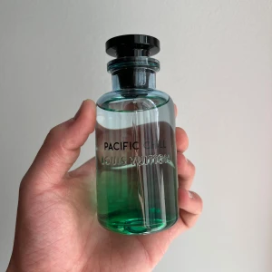 Louis Vuitton Pacific Chill samples - Splittar denna grymma sommar doft från Louis Vuitton. Kvitto/orderbekräftelse finns på slide 4. Storlekarna är 2/3/5/10/30 ml. Priserna är följande: 95kr/125kr/195kr/375kr/1089kr